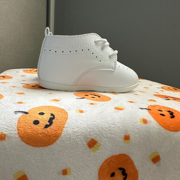 Beautiful white baby shoes - Picture 1 of 5